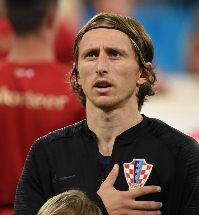 伤愈回归，三笘薰重返球场进行单独训练