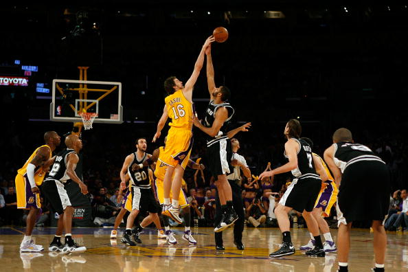 字母哥缺阵进攻受阻！波蒂斯扛起进攻大旗，雄鹿仅得101分