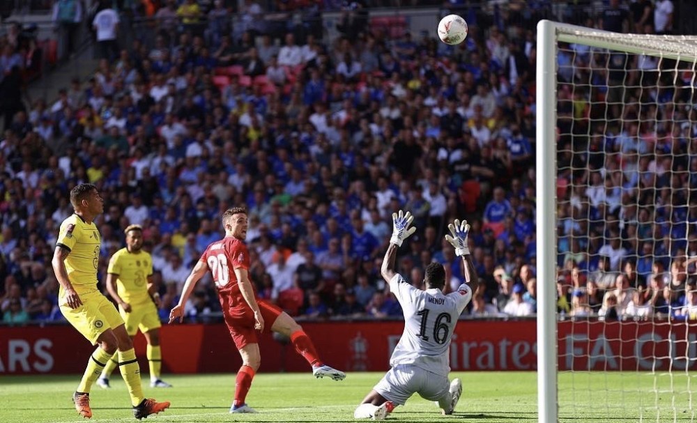 个人能力！两队进攻陷入困境， 奎因上场外线运球高难度急停三分命中！